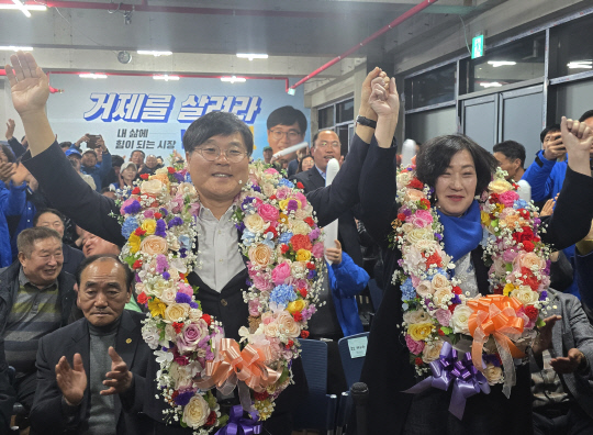 2일 열린 거제시장 재선거에서 승리한 더불어민주당 소속 변광용 당선인이 당선 확정 후 아내와 승리를 자축하고 있다. 연합뉴스